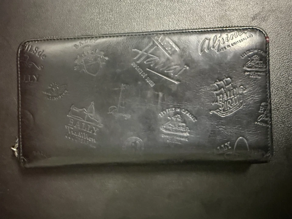 Cartera Bally Suiza Cremallera Alrededor Negra 7x4 Grande Logo Cuero Acolchado $645 Foto 4 de 4