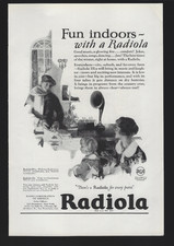 Anuncio impreso divertido en interiores con radio Radiola 1925 por modelo Radiola III