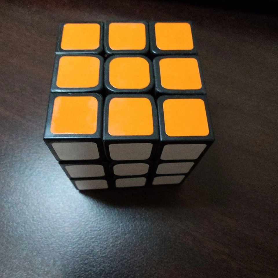 Cubi puzzle colorati verde giallo arancione bianco rotazione liscia usati VVE - Immagine 3 di 4