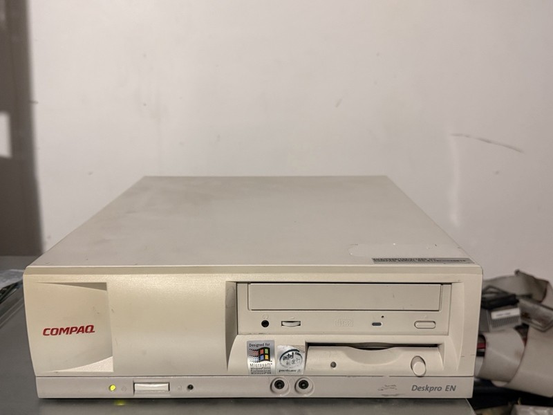 Really Pretty Compaq DeskPro EN - P3 866Mhz - 512MB - 15GB - Windows 2000 Works!