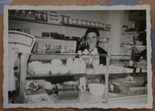 Photo 1959 Hamburg Eiscafe Römhild Virchowstrasse 70 ice cream advertising woman W22