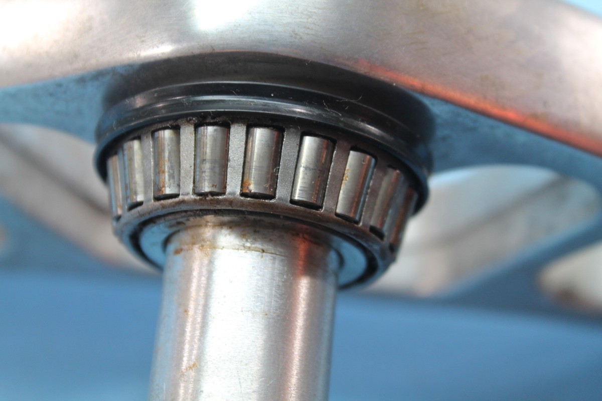 1267 04 HARLEY-DAVIDSON V-ROD LOWER TRIPLE TREE CLAMP STEERING