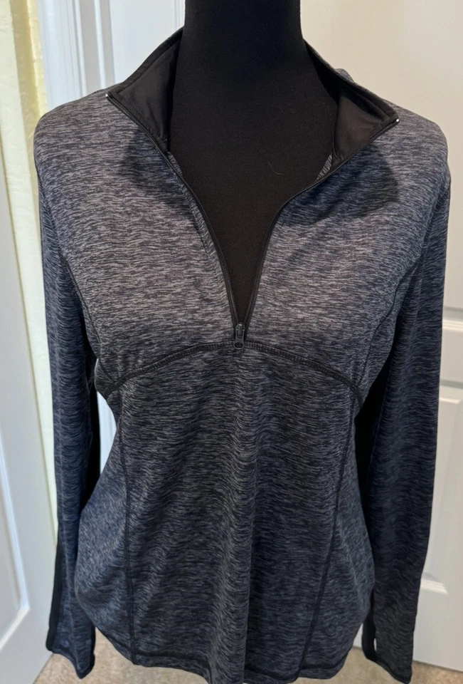 Camisa deportiva negra mediana Be Inspired para mujer 1/4 cremallera manga larga con orificios para el pulgar Foto 3 de 4