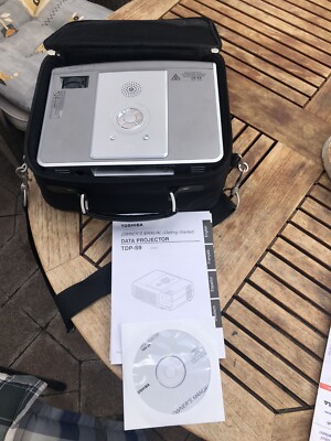 projektor Toshiba TDP- S9 in einer Tragetasche