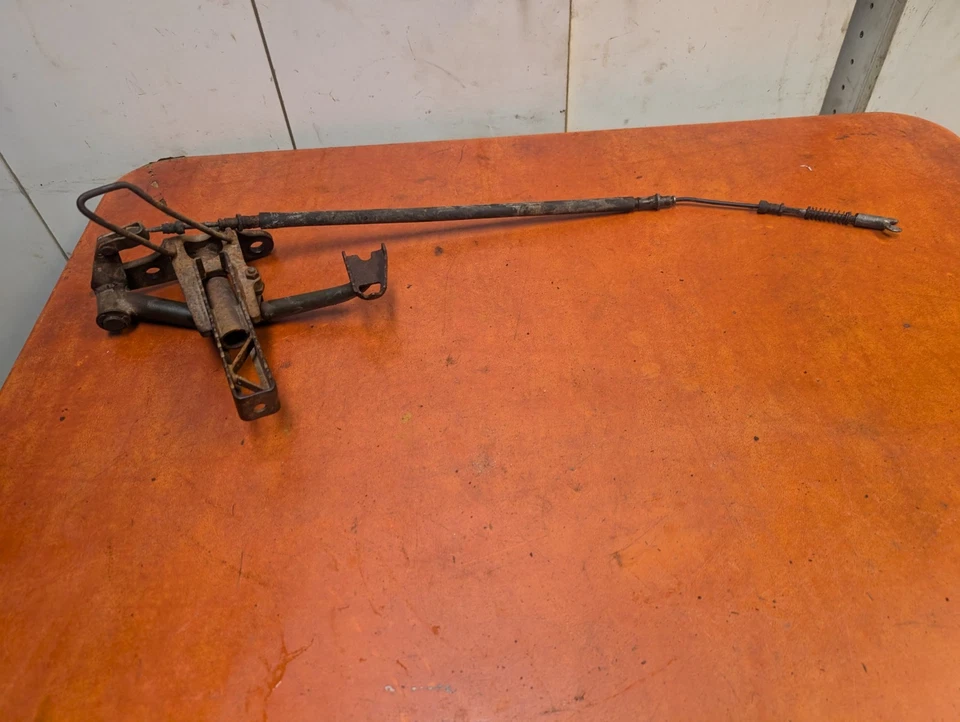 Yamaha Moto 4 YFM350 1987 clavija derecha reposapiés freno pedal cable Foto 2 de 4