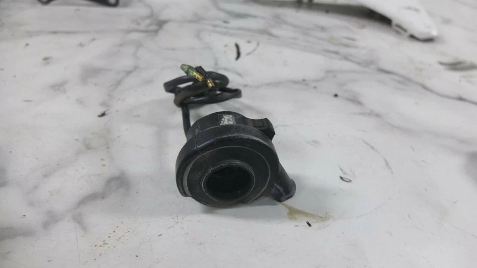 82 83 雅马哈 XT200 XT 200 右手控制油门外壳  — 第 3/4 张图片