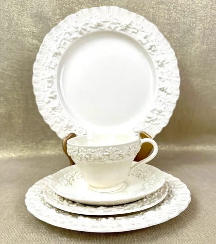 Wedgwood Queensware Cream on Cream Shell Edge 5 Piece Place Setting EXCELLENT!