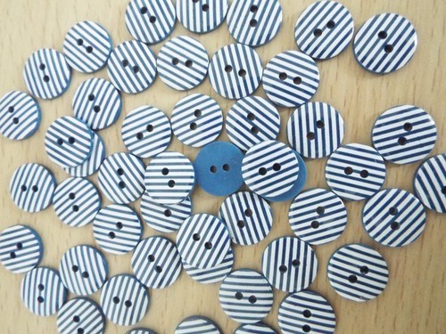 50 x Royal Blue & White Striped Sewing Buttons Baby Children Craft 15mm U20 - Picture 1 of 1