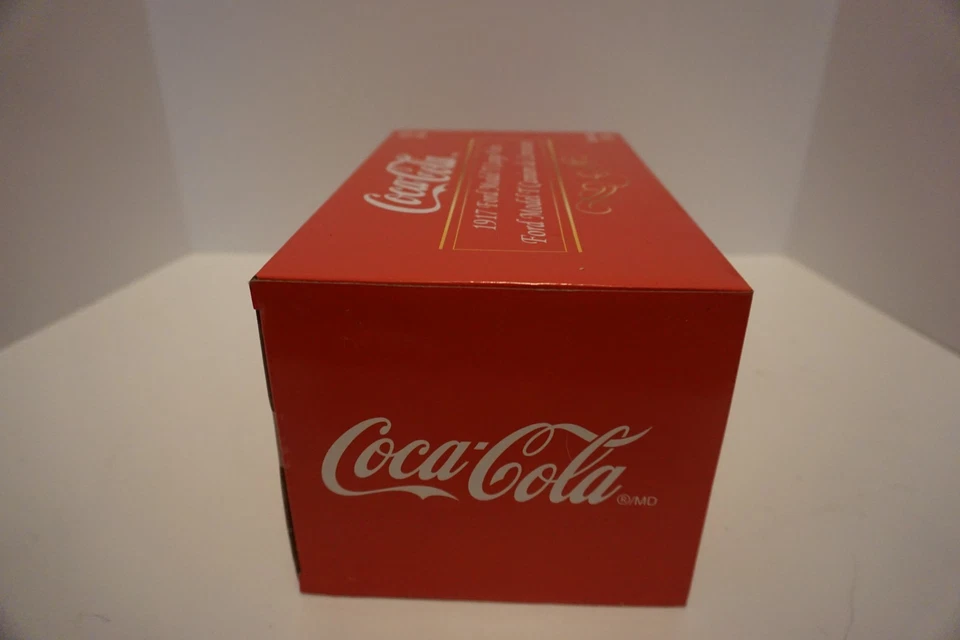 1/18 Motor City Classics 1917 Ford Model T Coca-Cola Cargo Van (000126) - Image 2 of 4