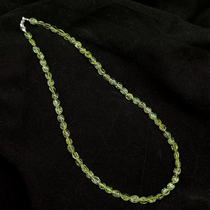 Collar de piedras preciosas ovaladas lisas de peridoto verde natural de 18" hecho a mano para hombres y mujeres Foto 2 de 4