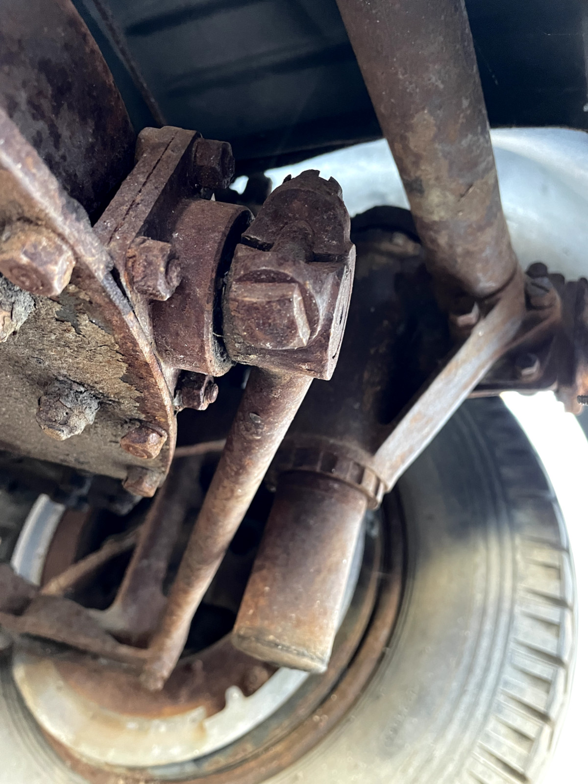 1938 ROLLS ROYCE WRAITH, DERBY BENTLEY DASH PLUGIN. MASS OF PREWAR PARTS ON HAND