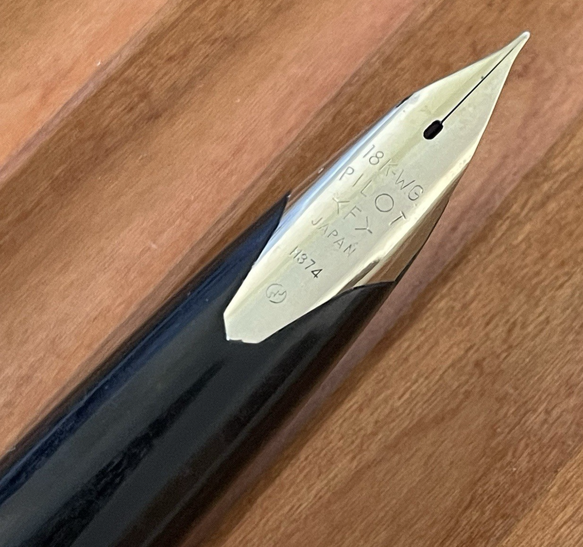 Pilot Pen Elite Pocket Size Etched Silver Cap 18K 750 Nib Made in