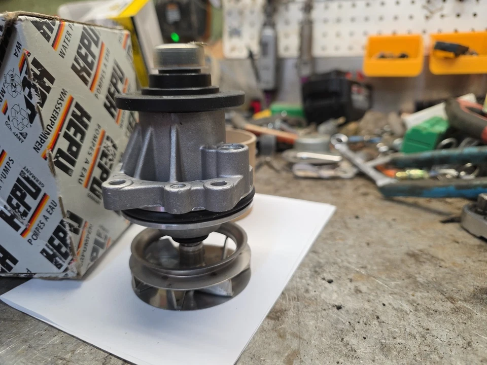 Bomba de agua con sello calidad premium para BMW - HEPU (Hecha en Alemania) Foto 2 de 4