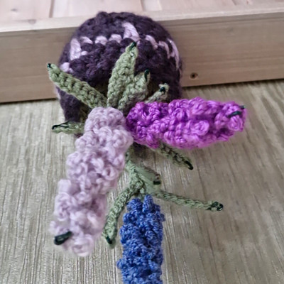 Handmade gehäkelter künstlicher Lavendel im Blumentopf, mehrfarbig, Garn