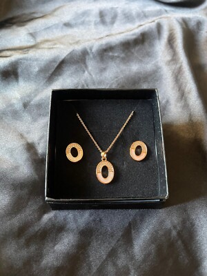 Oval geformter roségoldfarbener Anhänger mit Kette und passenden Ohrringen & kostenloses Geschenk