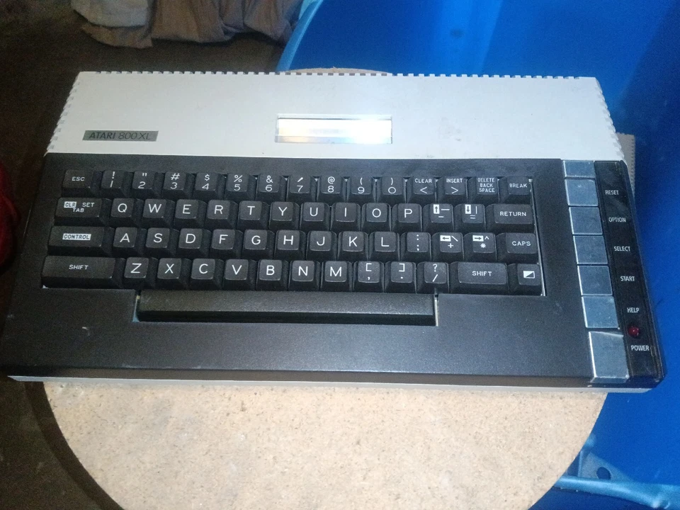 Antigo sistema de computador Atari 800 com fonte de alimentação e cartuchos *não funciona* - Imagem 2 de 4