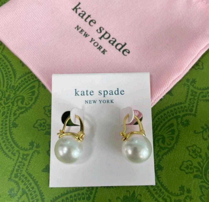 Pendientes Huggies de perlas Kate Spade Foto 2 de 2