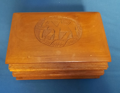 Vintage Holzkiste in Form von drei gestapelten Büchern mit verstecktem Öffnungsmechanismus