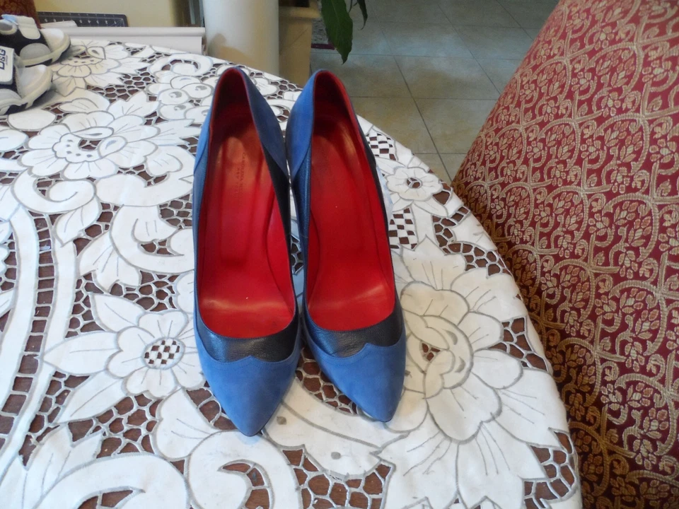 Carolina Herrera Blue Suede Pumps W/ Black Leather Trim Detail Size 10 - Image 3 of 4