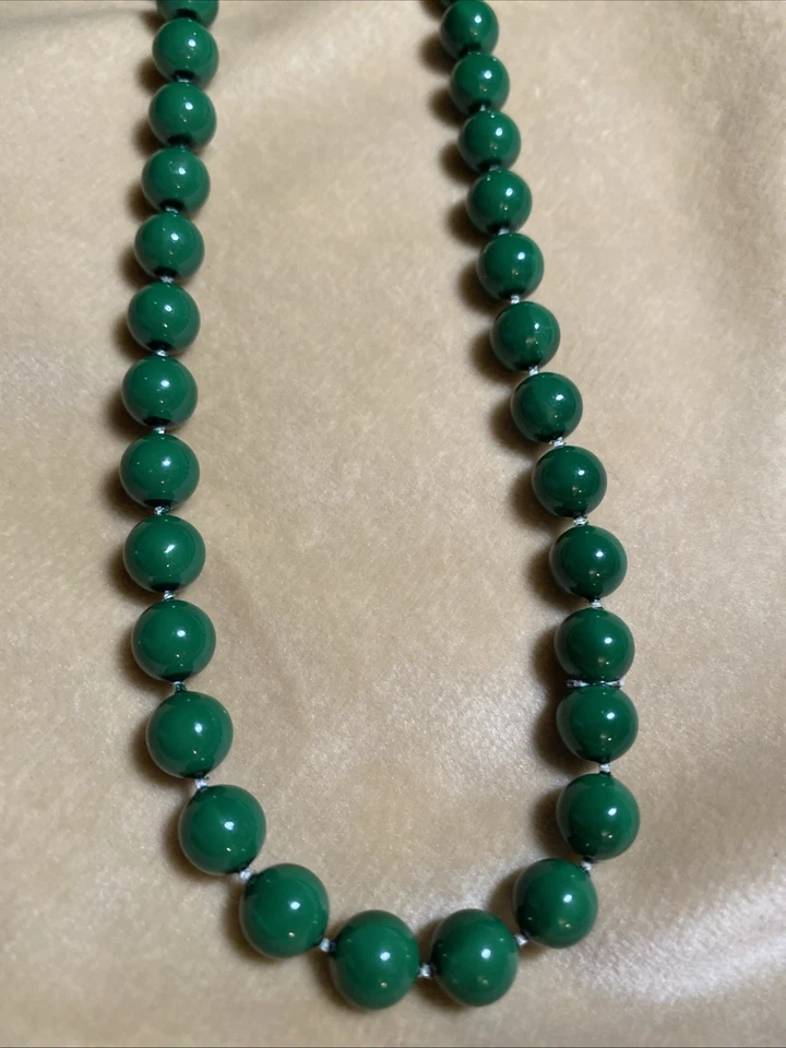 绿色孔雀石 28 宝石项链来自印度抛光光滑,充满活力的石头 — 第 4/4 张图片