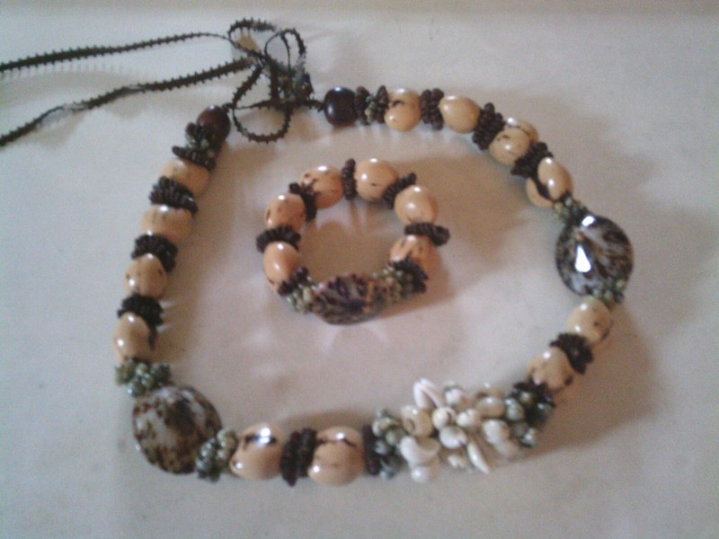 Hawaiian Lei Necklace and Bracelet Set KuKui Nuts
