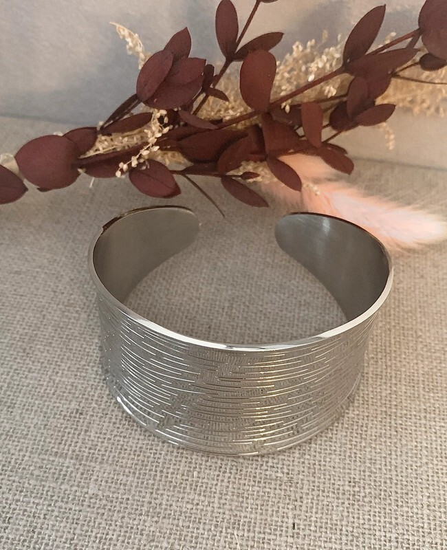 Bracelet manchette strié argenté, le reflet de votre force unique - 3