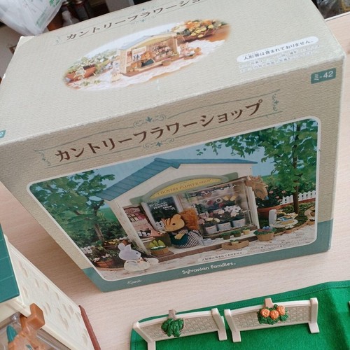 Sylvanian Families Country Flower Shop Garden Set W/Accessories Out of Stock - Bild 2 von 18