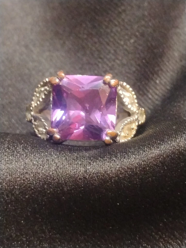 Коктейльное кольцо серебристого цвета с большим фиолетовым искусственным камнем в центре размер 7 - Изображение 2 из 4