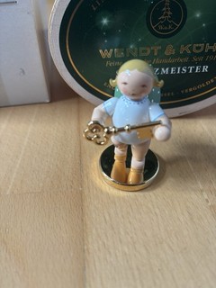 Wendt & Kühn Engel „Schatzmeister“ mit Schlüssel Goldsockel limitiert neu