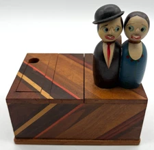 VINTAGE CIGARETTE DISPENSER COUPLE KISSING MADE IN JAPAN