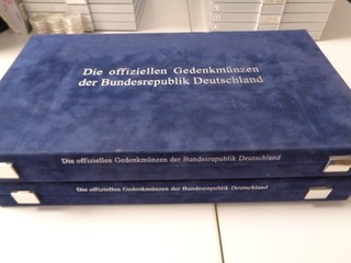 2 Samtschatullen / Kassetten für 120 x 10 20 Euro Deutschland inkl. Zertifikate