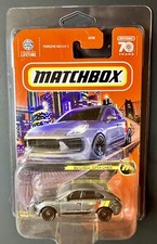 Matchbox 2023 Super Chase Porsche Macan S gris con neumáticos de goma y estuche protector