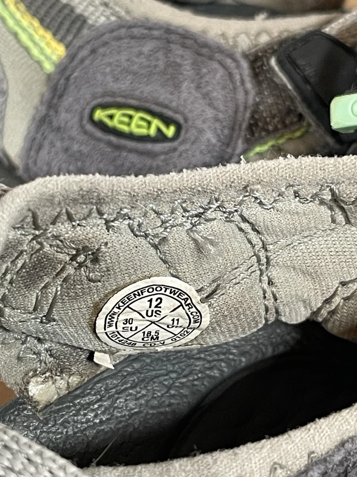 Zapatos/sandalias Keen con punta cerrada para niños pequeños talla 12c Foto 2 de 4
