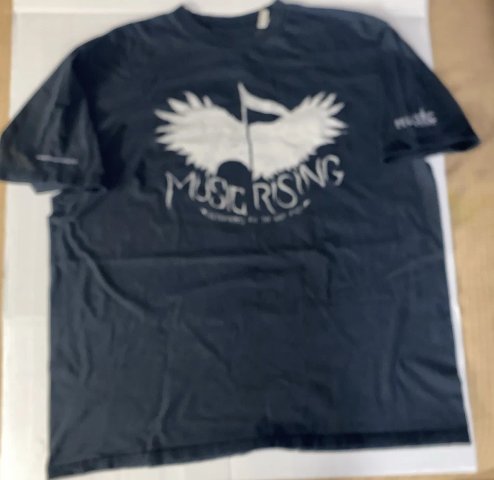 Camiseta Gráfica Negra USADA Music Rising EDUN XXL “Instruments For Gulf Coast” U2 Foto 2 de 4