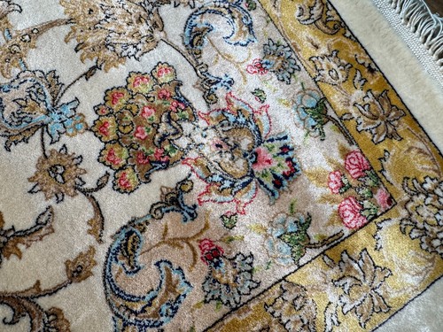 Exquisite 6x2 ft Hand-Tufted 100% Silk Carpet – Masterpiece from Kashmir - Picture 6 of 10