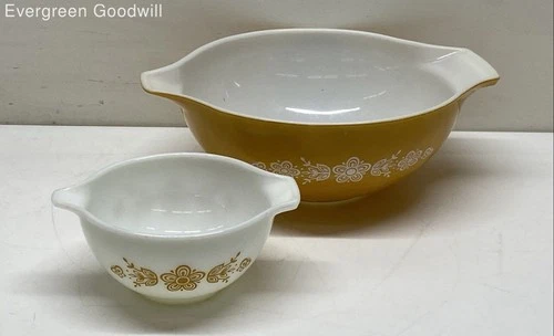 Pair of Pyrex Cinderella Nesting Mixing Bowls