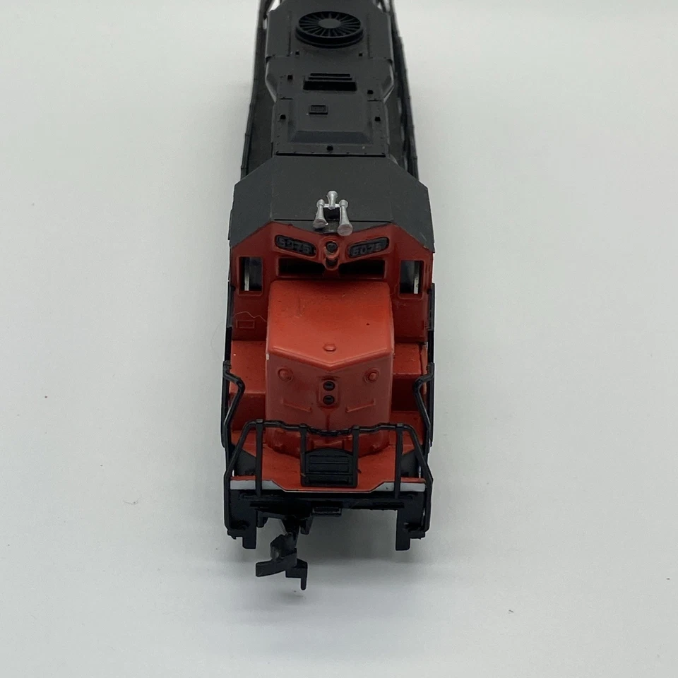 Bachmann HO Scale Diesel Locomotive GP40 CN Canadian National 5075 P.93 - Image 4 of 4