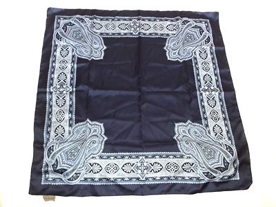 NEU OHNE ETIKETT ITALIENISCHES VINTAGE KRAWATTENHALTER BLAUTÖNE GLÄNZEND BLUMEN QUADRATISCHES KOPFTUCH 34''