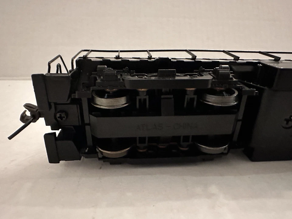 ATLAS CLASSIC HO SCALE #8853 ALCO RS-1 SANTA FE #2397 - Image 3 of 4