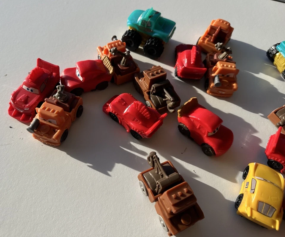 McDonald's Happy Meal juguetes de la serie Disney Pixar "Cars on the Road" 2022 Foto 3 de 4