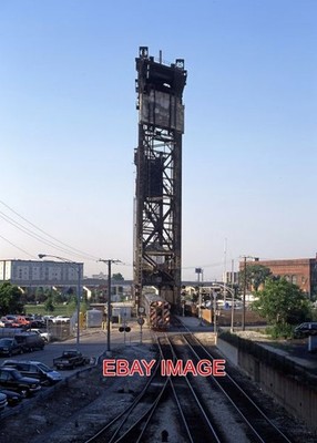 FOTO USA EISENBAHN INBOUND METRA AT WEST 18TH STREET CHICAGO. 19. Juni 2002