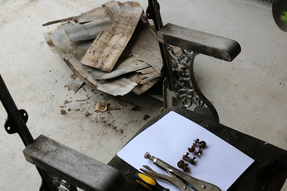 Antique folding theater seats ORNATE CAST IRON 2 seats w/rack DIY EASY RESTORE - Image 3 of 4