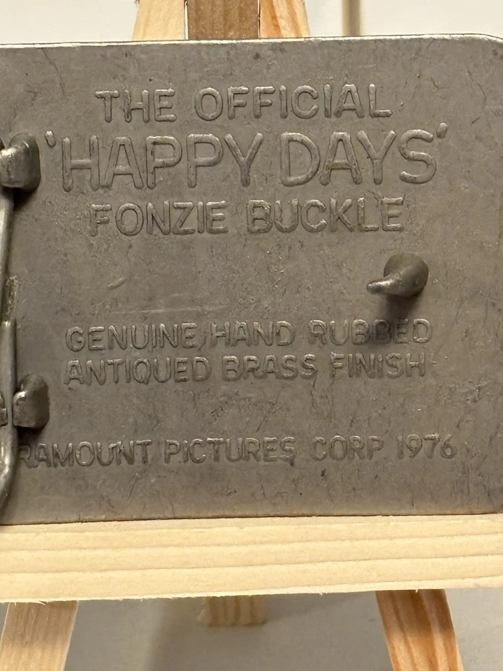 Hebilla de cinturón de metal vintage The Fonz Fonzie Aaaay Happy Days acabado latón 1976🔥 Foto 4 de 4