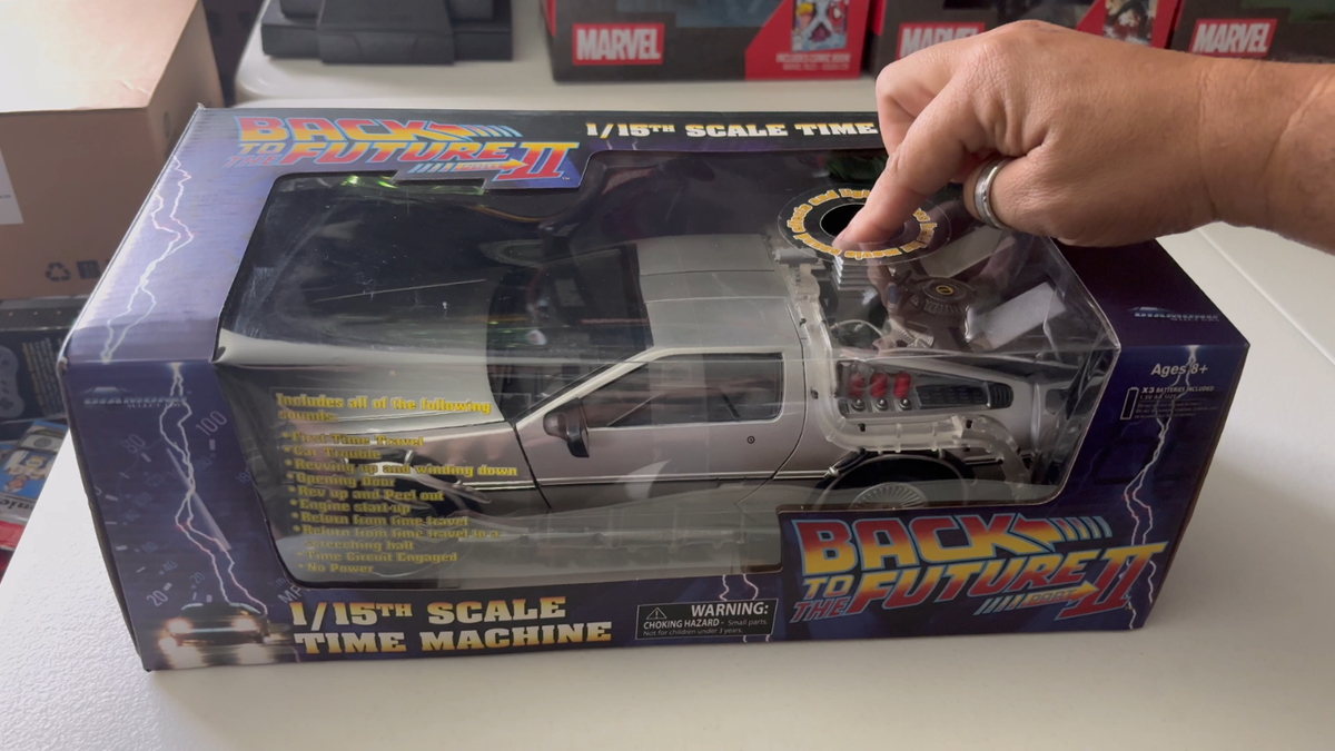 Back To The Future II Delorean Time Machine 1:15 Scale Diamond