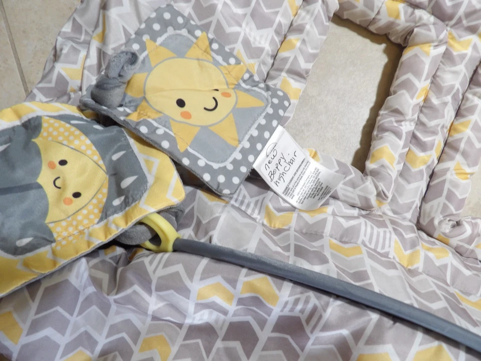 Nueva cubierta de asiento de coche/silla alta amarillo/gris boppy y toldo de asiento de coche blanco y negro Foto 3 de 4