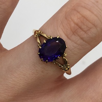 Amethyst Solitär Ring mit geteiltem Schaft 18 kt 18 Karat Gelbgold - Größe K 1/2