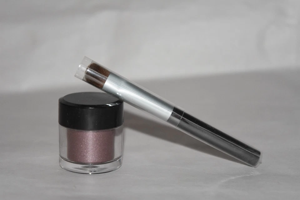 L'oreal HIP Shocking Eyeshadow Pigment Eye Shadow + brush - 544 Unashamed - Image 2 of 2