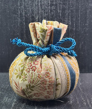 Sacchetto in seta di San Leucio e cotone, elegantemente rifinito con cordoncino