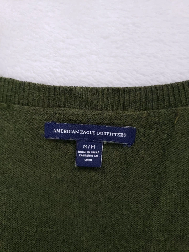 Suéter American Eagle Manga Larga Cuello Redondo Dobladillo Dividido Verde Logo Ajuste Elástico Foto 4 de 4