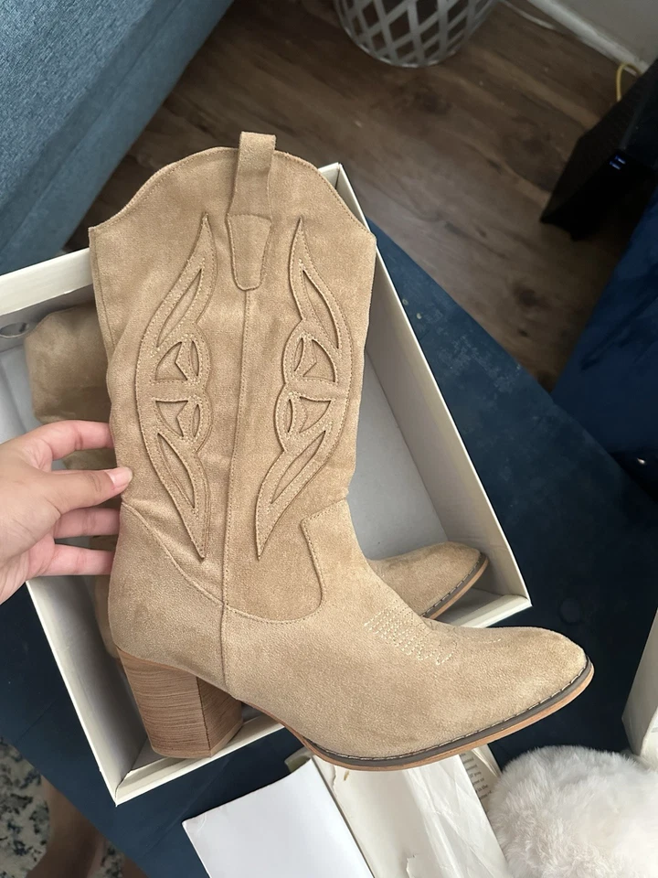 Милые бежевые замшевые полусапоги в западном стиле с вышитыми деталями. 8,5 Вт - Изображение 2 из 3